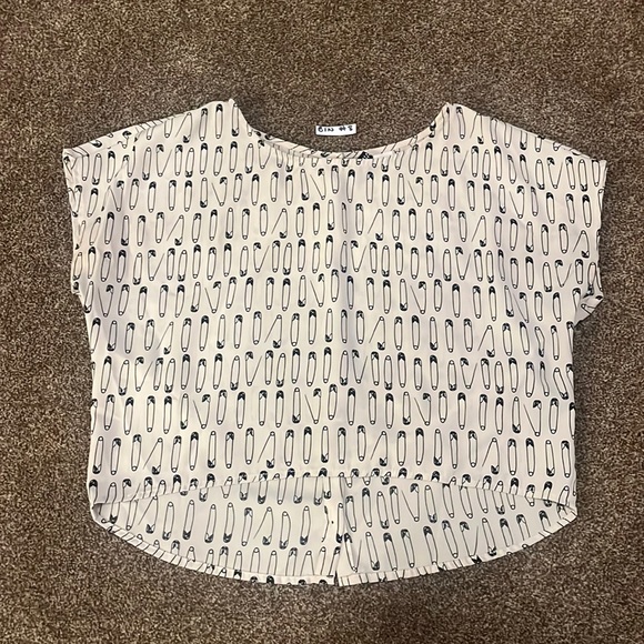 2/$20 Size 6. Buttons up back - Picture 1 of 6